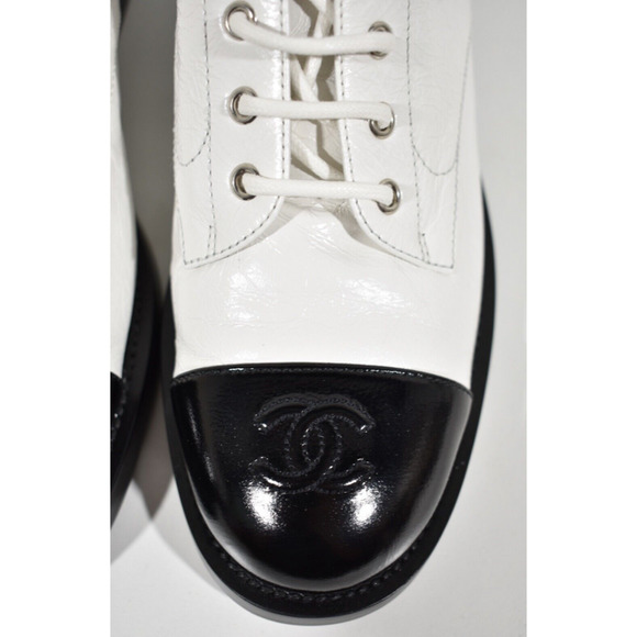 Chanel 21P White Black Crumpled Shiny CC Combat Lace Up Tie Ankle Short Boots 40 - Picture 6 of 12